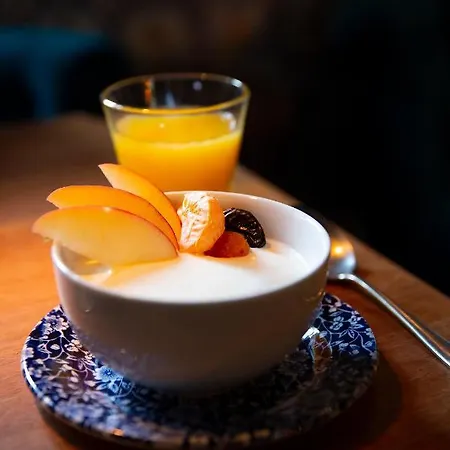 Rosalia's Menagerie Cocktail Bar & Innupstairs 호텔