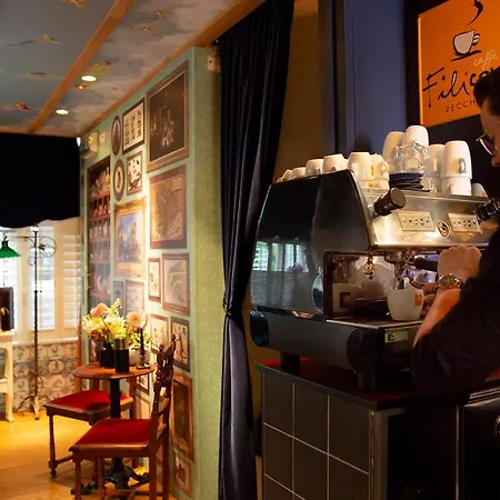 호텔 Rosalia's Menagerie Cocktail Bar & Innupstairs 3*