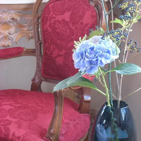 호텔 Rosalia's Menagerie Cocktail Bar & Innupstairs 3*