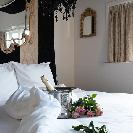 Rosalia's Menagerie Cocktail Bar & Innupstairs 호텔