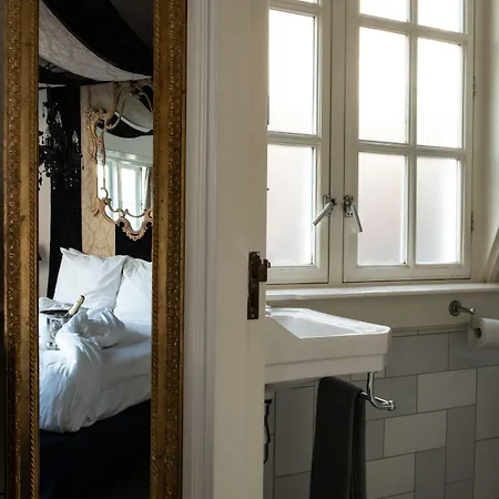 Rosalia's Menagerie Cocktail Bar & Innupstairs 호텔 3*