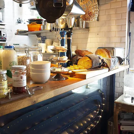 호텔 Rosalia's Menagerie Cocktail Bar & Innupstairs 3*