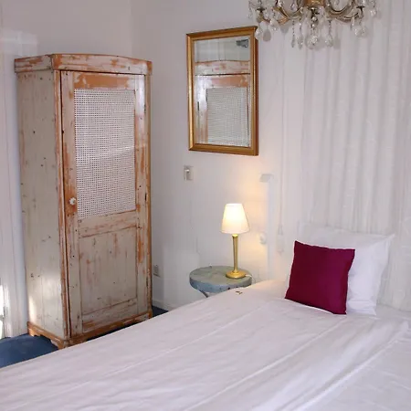 Rosalia's Menagerie Cocktail Bar & Innupstairs 암스테르담