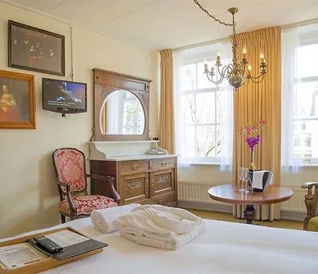 Rosalia's Menagerie Cocktail Bar & Innupstairs 호텔