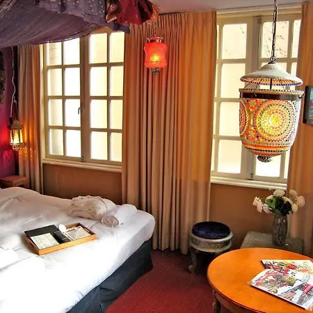 Rosalia's Menagerie Cocktail Bar & Innupstairs Otel 3*
