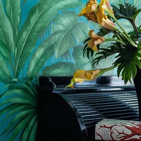 호텔 Rosalia's Menagerie Cocktail Bar & Innupstairs 3*