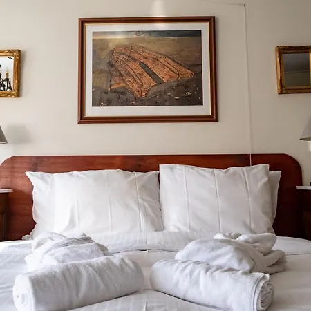 Rosalia's Menagerie Cocktail Bar & Innupstairs 암스테르담