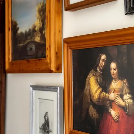 Rosalia's Menagerie Cocktail Bar & Innupstairs 호텔 3*