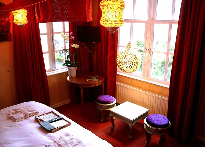 Rosalia's Menagerie Cocktail Bar & Innupstairs Hotel