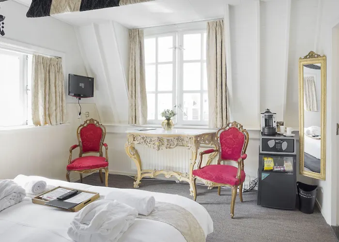 Hotel Rosalia's Menagerie Cocktail Bar & Innupstairs 3*