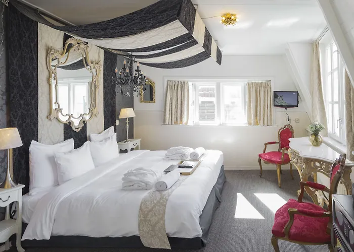 Hotel Rosalia's Menagerie Cocktail Bar & Innupstairs 3*