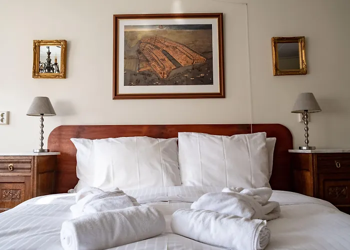 Hotel Rosalia's Menagerie Cocktail Bar & Innupstairs 3*