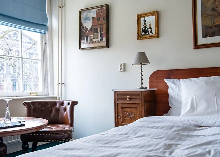 Rosalia's Menagerie Cocktail Bar & Innupstairs Hotel