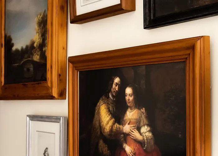 Hotel Rosalia's Menagerie Cocktail Bar & Innupstairs 3*