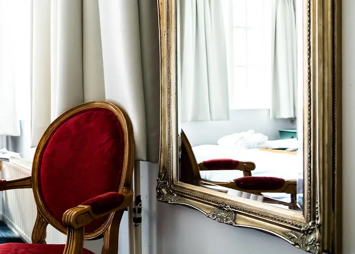 Hotel Rosalia's Menagerie Cocktail Bar & Innupstairs 3*