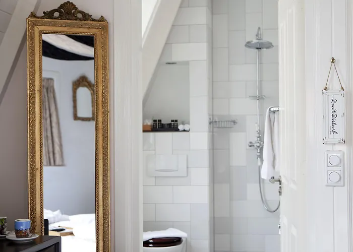 Hotel Rosalia's Menagerie Cocktail Bar & Innupstairs