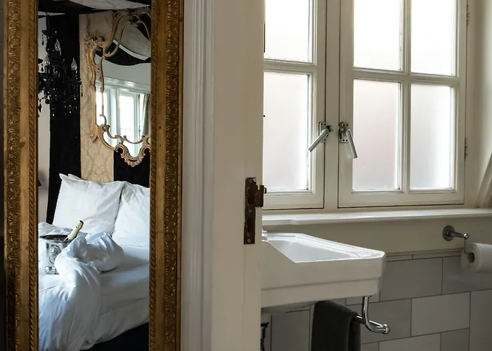 Rosalia's Menagerie Cocktail Bar & Innupstairs Hotel 3*