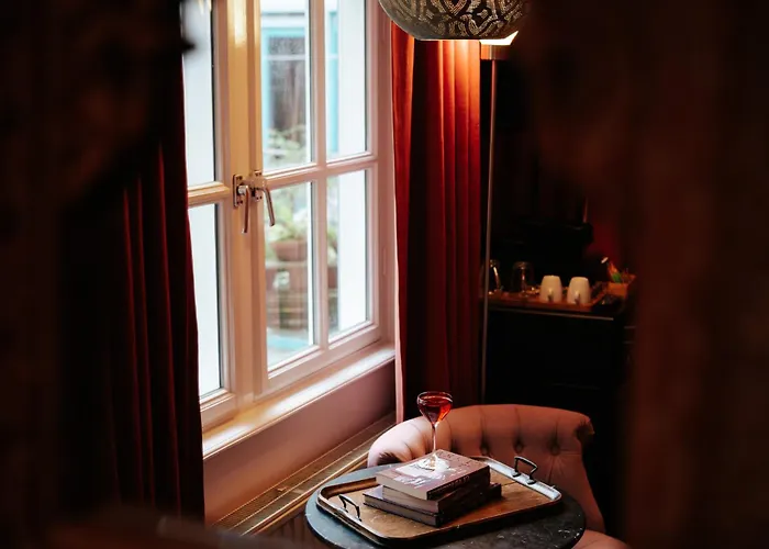 Hotel Rosalia's Menagerie Cocktail Bar & Innupstairs 3*