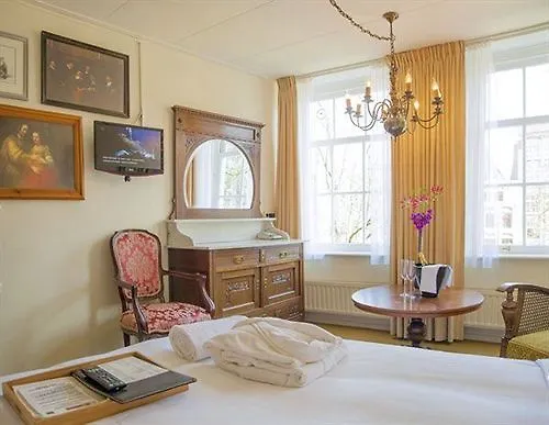 Rosalia's Menagerie Cocktail Bar & Innupstairs Hotel