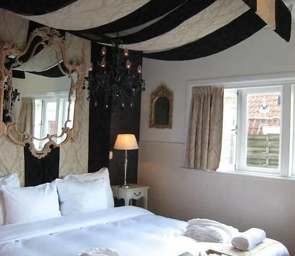 Hotel Rosalia's Menagerie Cocktail Bar & Innupstairs Amsterdam