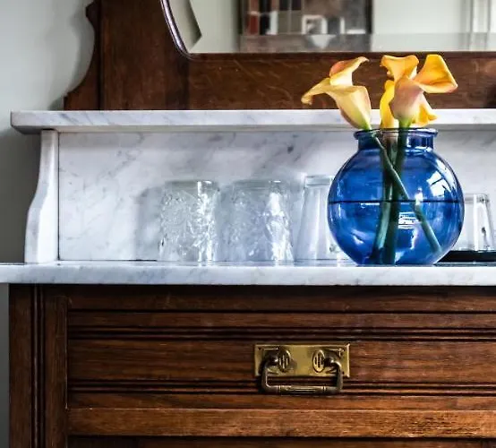 Rosalia's Menagerie Cocktail Bar & Innupstairs Hotel 3*