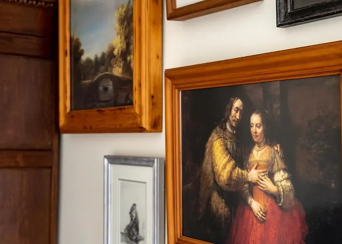 Rosalia's Menagerie Cocktail Bar & Innupstairs Hotel 3*