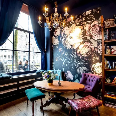 فندق Rosalia's Menagerie Cocktail Bar & Innupstairs