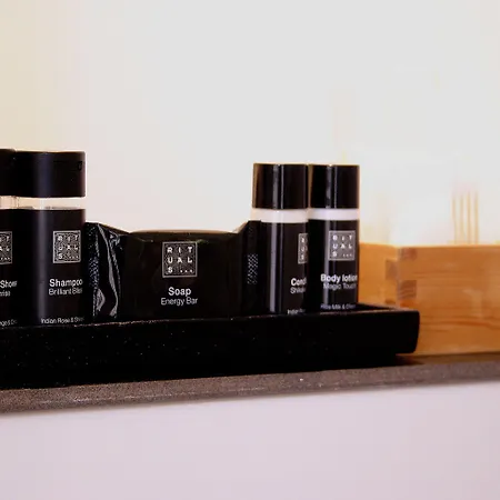 Rosalia's Menagerie Cocktail Bar & Innupstairs アムステルダム