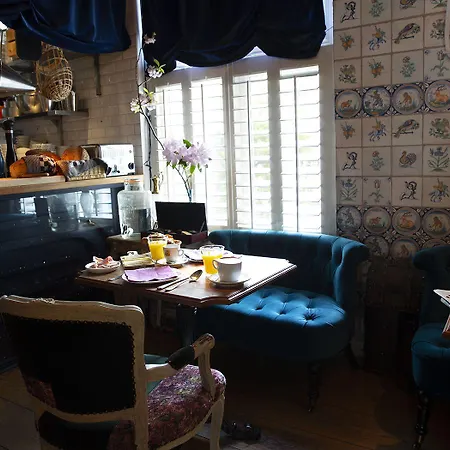 Rosalia's Menagerie Cocktail Bar & Innupstairs فندق 3*