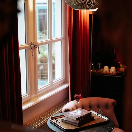 فندق Rosalia's Menagerie Cocktail Bar & Innupstairs 3*