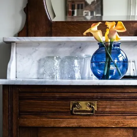 Rosalia's Menagerie Cocktail Bar & Innupstairs ホテル 3*