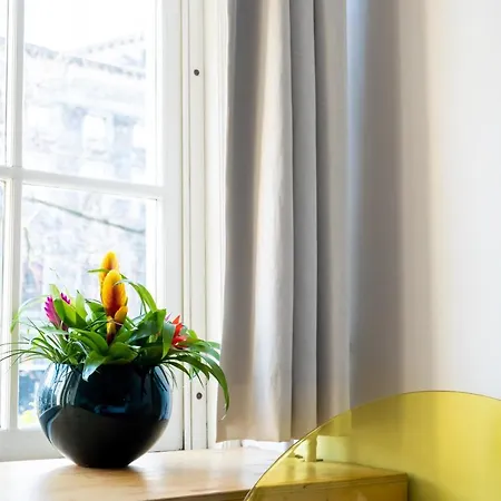 Rosalia's Menagerie Cocktail Bar & Innupstairs ホテル 3*