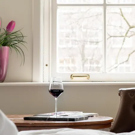 Rosalia's Menagerie Cocktail Bar & Innupstairs ホテル